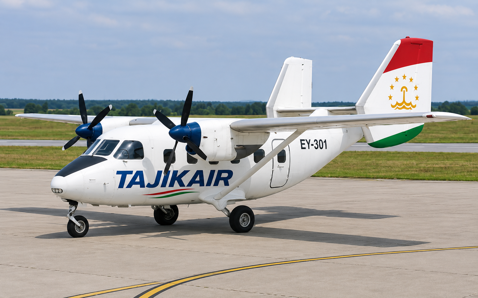 Самолёт Ан-28 в ливрее Tajik Air на перроне
